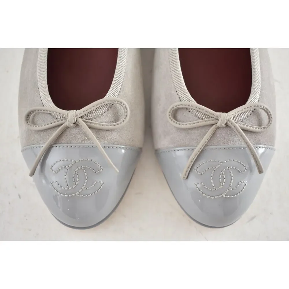 Chanel 26A Gray Suede Patent Leather CC Logo Bow Tie Ballet Ballerina Flat 38.5